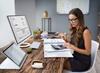 A Evolução do Papel do Contador Um contador digital, representado por uma pessoa interagindo com um painel de dados futurista, simbolizando a transformação tecnológica na contabilidade.