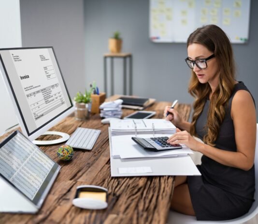 A Evolução do Papel do Contador Um contador digital, representado por uma pessoa interagindo com um painel de dados futurista, simbolizando a transformação tecnológica na contabilidade.