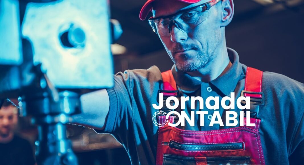 Descubra o que faz um auxiliar de produção, quanto ganha e o que é necessário para se destacar nessa profissão.