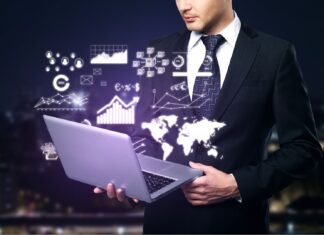 O Impacto da Inteligência Artificial na Contabilidade Um robô de inteligência artificial analisando dados financeiros complexos em um tablet, simbolizando a integração da tecnologia na rotina contábil.