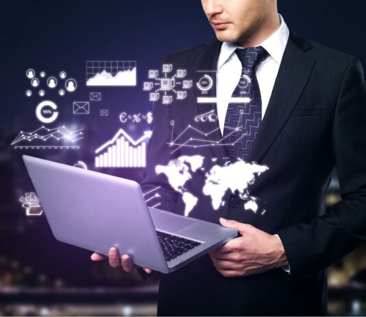 O Impacto da Inteligência Artificial na Contabilidade Um robô de inteligência artificial analisando dados financeiros complexos em um tablet, simbolizando a integração da tecnologia na rotina contábil.