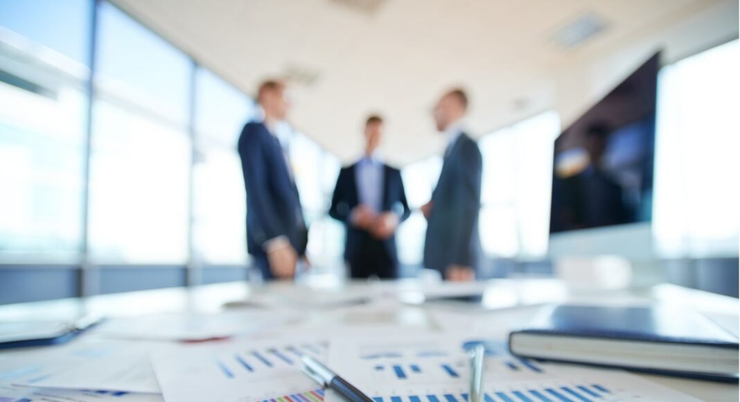 Uma representação digital de relatórios financeiros, com dados e gráficos flutuando em uma tela de computador, simbolizando o uso de tecnologia e IA na análise.