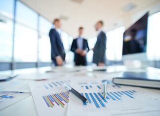 O Futuro dos Relatórios Financeiros Uma representação digital de relatórios financeiros, com dados e gráficos flutuando em uma tela de computador, simbolizando o uso de tecnologia e IA na análise.