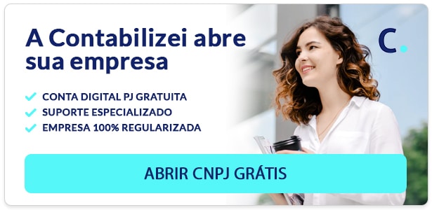 Pessoa usando aplicativo bancário para ativar o Pix Automático no celular