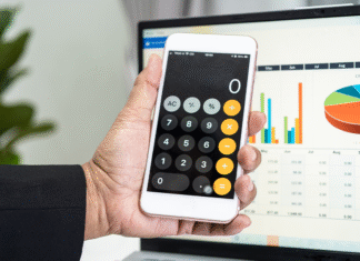 Desvendando a Reforma Tributária: 7 Situações Essenciais para Usar a Calculadora da Reforma Uma pessoa usando a calculadora da reforma em um computador, analisando dados financeiros.