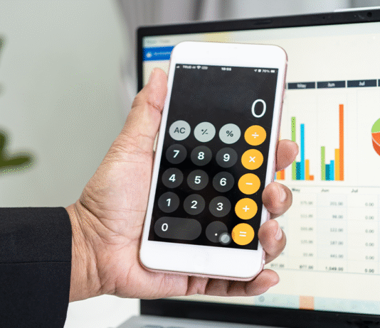 Desvendando a Reforma Tributária: 7 Situações Essenciais para Usar a Calculadora da Reforma Uma pessoa usando a calculadora da reforma em um computador, analisando dados financeiros.