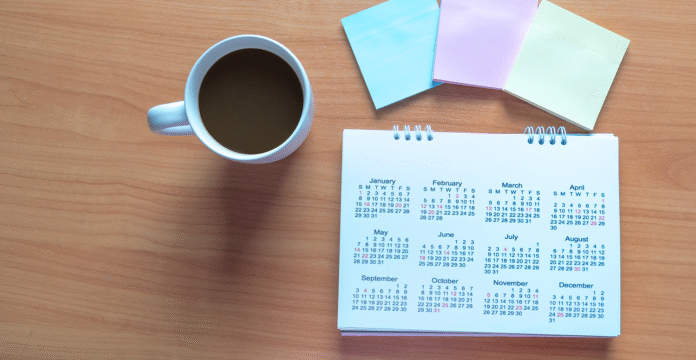 Calendário de agosto de 2025 com datas importantes da agenda tributária marcadas.