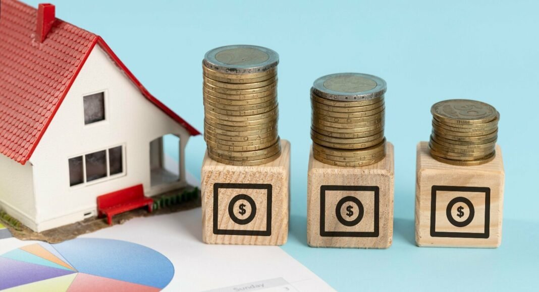 Ilustração mostrando um contador feliz com notas de dinheiro e prédios de condomínios ao fundo, simbolizando a Renda Extra para Contadores com Condomínios.