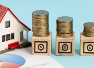 Renda Extra: O Guia Definitivo para Contadores Lucrarem com Condomínios Ilustração mostrando um contador feliz com notas de dinheiro e prédios de condomínios ao fundo, simbolizando a Renda Extra para Contadores com Condomínios.