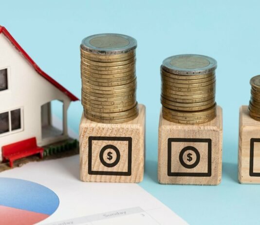 Renda Extra: O Guia Definitivo para Contadores Lucrarem com Condomínios Ilustração mostrando um contador feliz com notas de dinheiro e prédios de condomínios ao fundo, simbolizando a Renda Extra para Contadores com Condomínios.