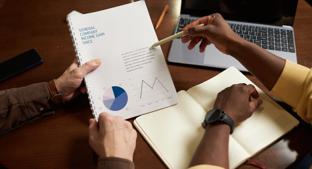 Representação digital de diversos Documentos Fiscais Eletrônicos interconectados.