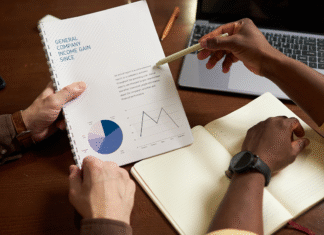 Nota Técnica e Reforma Tributária: Como os Documentos Fiscais Eletrônicos Vão Mudar? Representação digital de diversos Documentos Fiscais Eletrônicos interconectados.