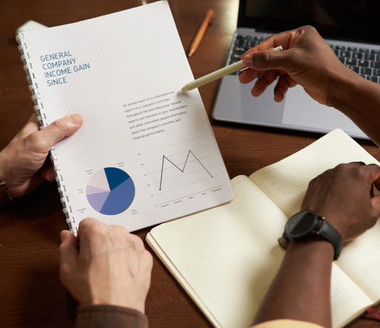 Nota Técnica e Reforma Tributária: Como os Documentos Fiscais Eletrônicos Vão Mudar? Representação digital de diversos Documentos Fiscais Eletrônicos interconectados.