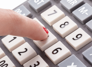 Fisco no Controle: A Revolução da Apuração Assistida e o Novo Papel do Contribuinte no Brasil Representação da Apuração Assistida, mostrando a digitalização e o controle do Fisco sobre os dados tributários.