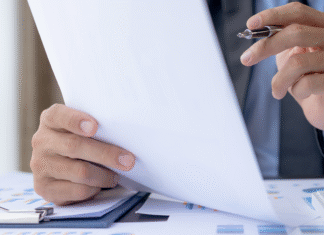 Faturamento Antecipado e a Reforma Tributária: Entenda a Nova Exigência de Nota Fiscal Ilustração de nota fiscal e dinheiro, representando o faturamento antecipado na Reforma Tributária.