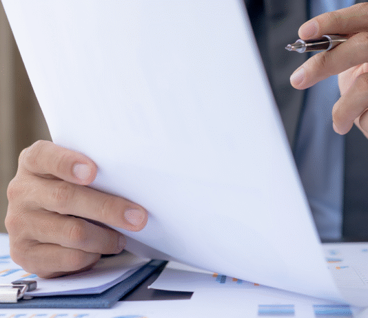 Faturamento Antecipado e a Reforma Tributária: Entenda a Nova Exigência de Nota Fiscal Ilustração de nota fiscal e dinheiro, representando o faturamento antecipado na Reforma Tributária.