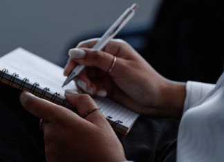 Reforma Tributária e o Imposto Seletivo (IS): O Que Você Precisa Saber Sobre as Novas Regras Uma balança fiscal com moedas e símbolos de impostos, representando o equilíbrio e o impacto da Reforma Tributária e do Imposto Seletivo.