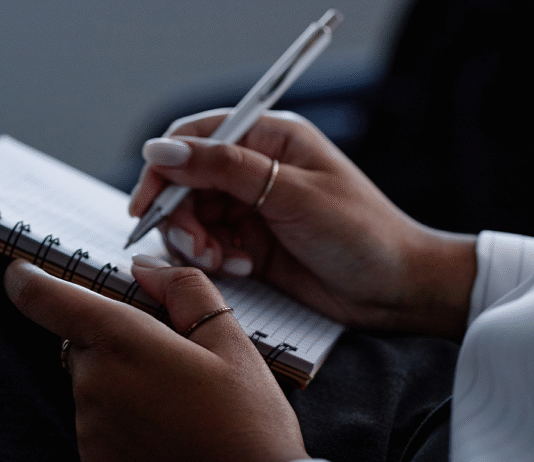 Reforma Tributária e o Imposto Seletivo (IS): O Que Você Precisa Saber Sobre as Novas Regras Uma balança fiscal com moedas e símbolos de impostos, representando o equilíbrio e o impacto da Reforma Tributária e do Imposto Seletivo.