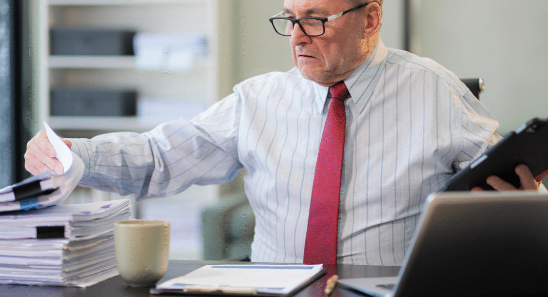 Documentos e um calendário com os prazos de MEI obrigações, simbolizando a organização para manter o CNPJ regular.