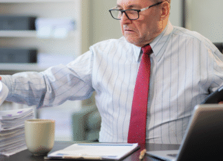 MEI: 6 Obrigações Essenciais para Manter seu CNPJ Regular Documentos e um calendário com os prazos de MEI obrigações, simbolizando a organização para manter o CNPJ regular.