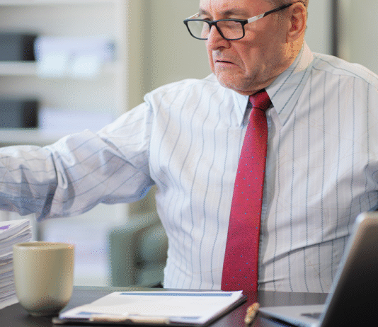 MEI: 6 Obrigações Essenciais para Manter seu CNPJ Regular Documentos e um calendário com os prazos de MEI obrigações, simbolizando a organização para manter o CNPJ regular.