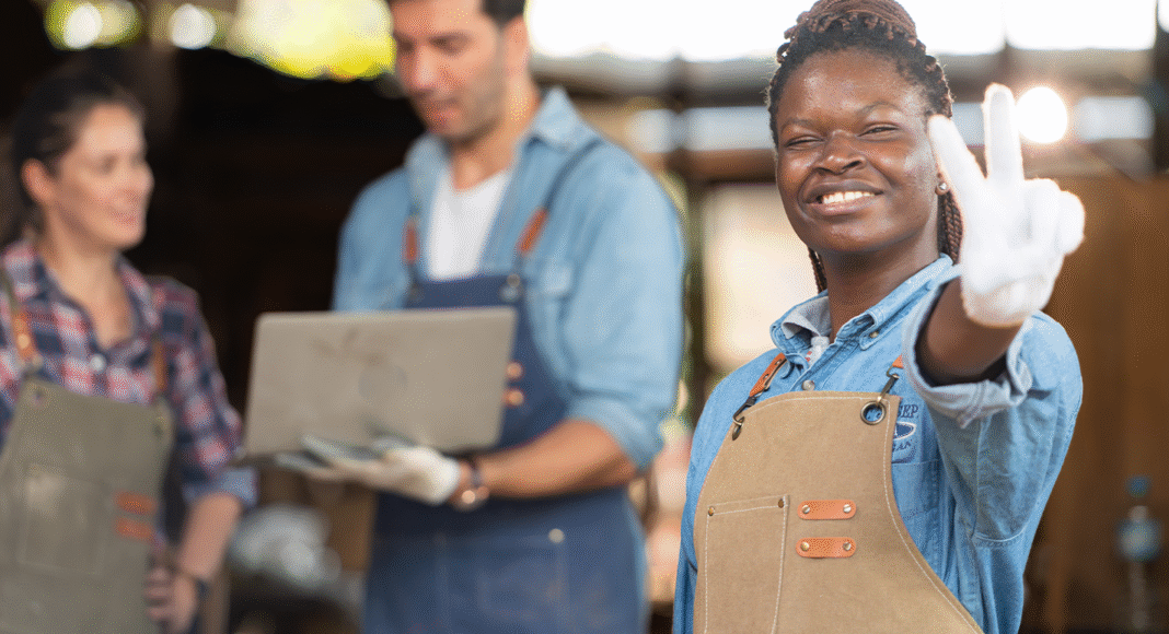 Uma balança comparando o MEI e o Nano Empreendedor, simbolizando a decisão de MEI migrar nano empreendedor.