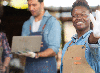 MEI e Nano Empreendedor: Vale a Pena Migrar para Crescer o Seu Negócio? Uma balança comparando o MEI e o Nano Empreendedor, simbolizando a decisão de MEI migrar nano empreendedor.