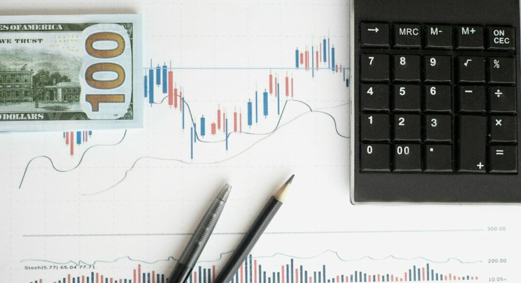 Representação visual dos riscos associados ao desvio de finalidade em igrejas, com símbolos jurídicos e fiscais.