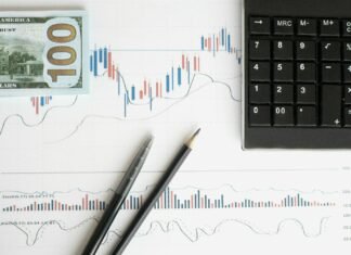 Desvio de Finalidade em Igrejas: Compreenda os Riscos Jurídicos e Fiscais Representação visual dos riscos associados ao desvio de finalidade em igrejas, com símbolos jurídicos e fiscais.