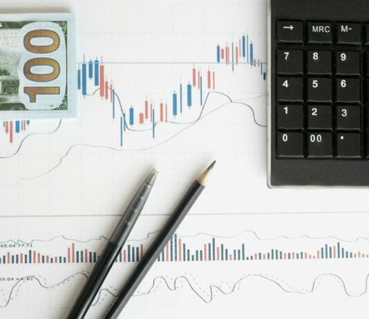 Desvio de Finalidade em Igrejas: Compreenda os Riscos Jurídicos e Fiscais Representação visual dos riscos associados ao desvio de finalidade em igrejas, com símbolos jurídicos e fiscais.