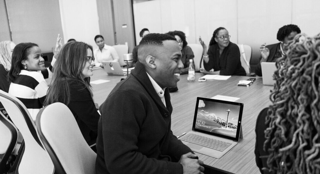 Tela de um sistema ERP sendo atualizado com ícones representando impostos e legislação.