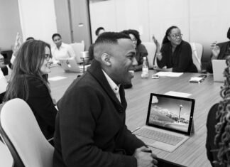 Reforma Tributária: A Adaptação de ERPs para o Novo Cenário Fiscal Tela de um sistema ERP sendo atualizado com ícones representando impostos e legislação.