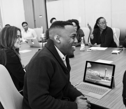 Reforma Tributária: A Adaptação de ERPs para o Novo Cenário Fiscal Tela de um sistema ERP sendo atualizado com ícones representando impostos e legislação.