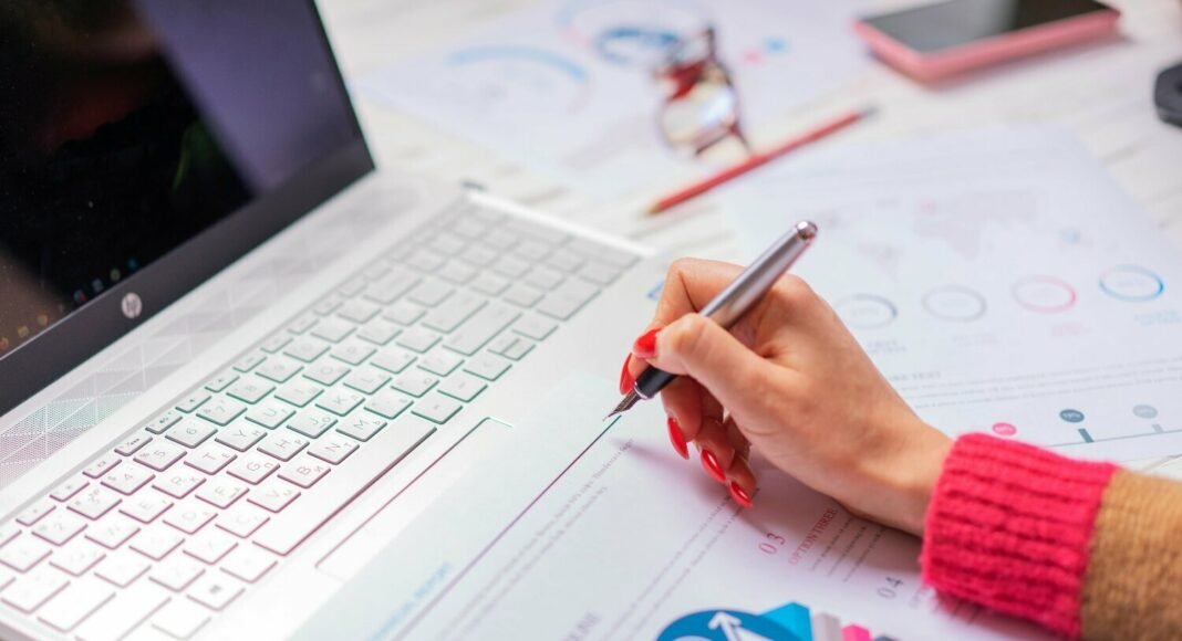 Gráfico financeiro com setas indicando crescimento e superação de obstáculos, representando um plano financeiro para microempreendedores: combatendo a inadimplência.