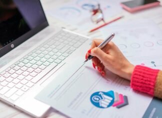 Plano Financeiro: A Estratégia Essencial para Combatendo a Inadimplência de Microempreendedores Gráfico financeiro com setas indicando crescimento e superação de obstáculos, representando um plano financeiro para microempreendedores: combatendo a inadimplência.