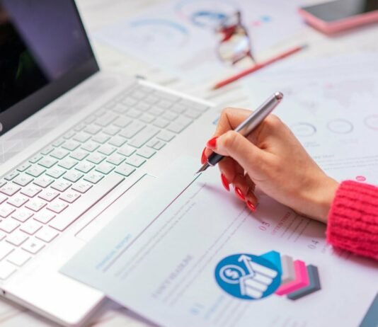 Plano Financeiro: A Estratégia Essencial para Combatendo a Inadimplência de Microempreendedores Gráfico financeiro com setas indicando crescimento e superação de obstáculos, representando um plano financeiro para microempreendedores: combatendo a inadimplência.