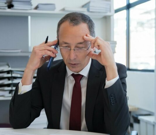 7 Etapas Essenciais para a Adaptação à Reforma Tributária: Minimizando Custos e Maximizando a Inteligência Fiscal Uma imagem mostrando a Reforma Tributária sendo implementada digitalmente em um sistema de computador, representando a transição e a tecnologia.