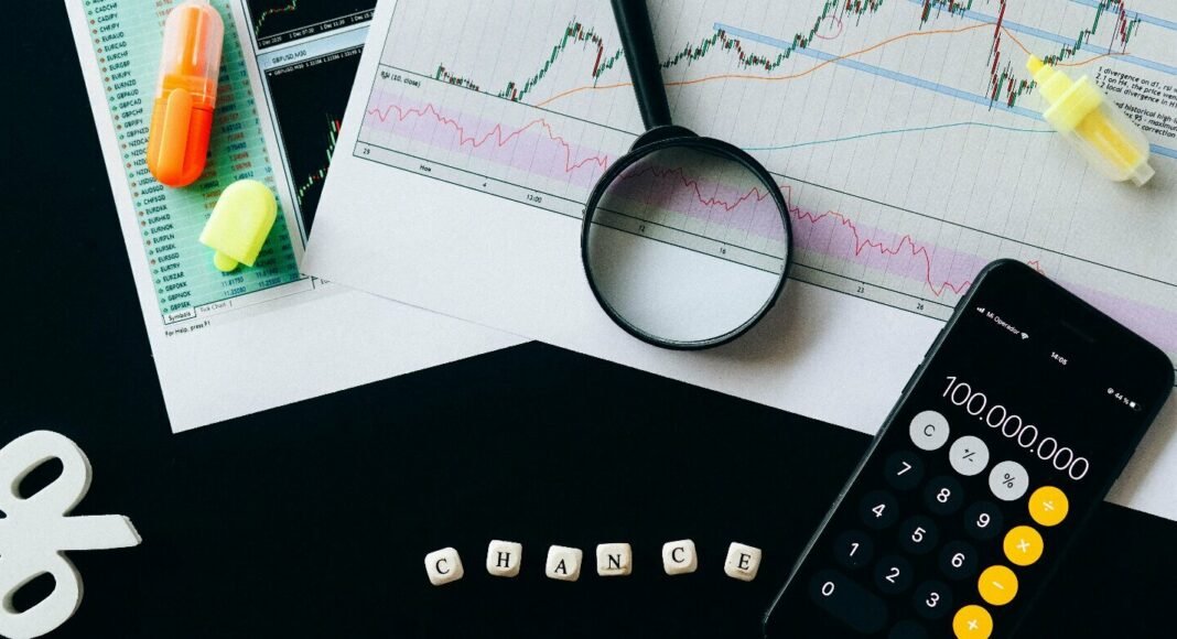 pexels-n-voitkevich-6120207 Uma imagem conceitual com uma mão desviando de setas ou lasers em um labirinto, representando as 7 armadilhas fiscais que sua empresa precisa evitar.