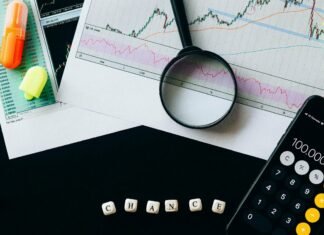 Fique Atento! As 7 Maiores Armadilhas Fiscais que Sua Empresa Precisa Evitar Uma imagem conceitual com uma mão desviando de setas ou lasers em um labirinto, representando as 7 armadilhas fiscais que sua empresa precisa evitar.