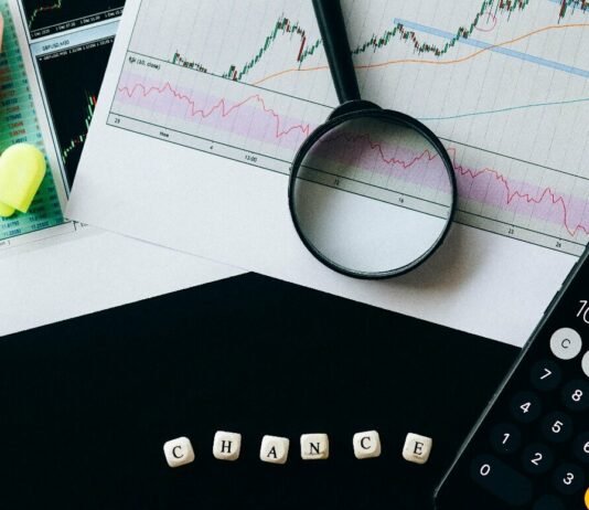 Fique Atento! As 7 Maiores Armadilhas Fiscais que Sua Empresa Precisa Evitar Uma imagem conceitual com uma mão desviando de setas ou lasers em um labirinto, representando as 7 armadilhas fiscais que sua empresa precisa evitar.