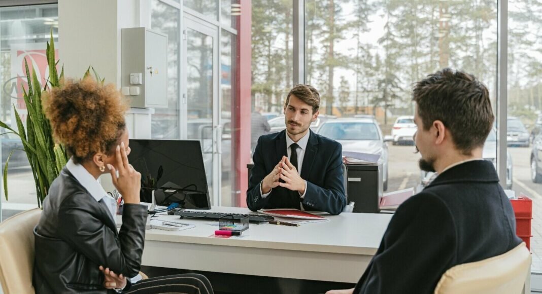 pexels-shkrabaanthony-7144251 Ilustração de um labirinto burocrático com a palavra CNAE no centro, representando o obstáculo.