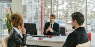 Ilustração de um labirinto burocrático com a palavra CNAE no centro, representando o obstáculo.