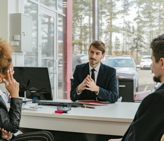 Desvendando o CNAE: Meu Olhar Sobre um Obstáculo Invisível no Empreendedorismo Brasileiro Ilustração de um labirinto burocrático com a palavra CNAE no centro, representando o obstáculo.