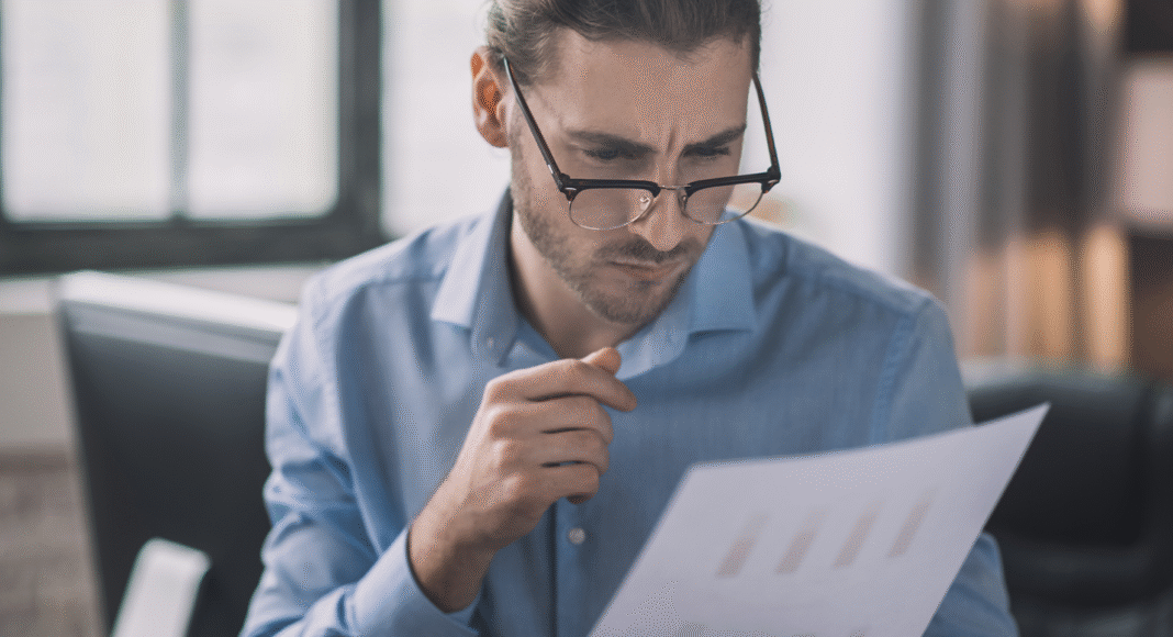 pis-cofins-qual-e-a-melhor-forma-de-auditar Profissional realizando Auditoria de PIS e COFINS para garantir a conformidade e otimização.