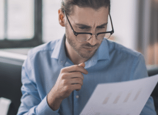 Navegando nas Águas do Fisco: Como uma Auditoria de PIS e COFINS Precisa Protege Sua Empresa Profissional realizando Auditoria de PIS e COFINS para garantir a conformidade e otimização.