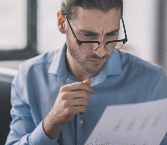 Navegando nas Águas do Fisco: Como uma Auditoria de PIS e COFINS Precisa Protege Sua Empresa Profissional realizando Auditoria de PIS e COFINS para garantir a conformidade e otimização.