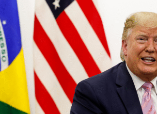 O PIX e o Confronto Global: Por Que o Sucesso Brasileiro Incomoda os EUA e Vira Alvo de Investigação? O PIX brasileiro sob investigação dos EUA, simbolizando a disputa por domínio nos pagamentos digitais