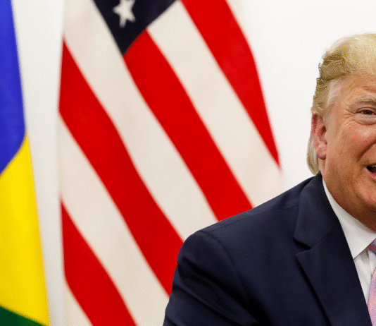 O PIX e o Confronto Global: Por Que o Sucesso Brasileiro Incomoda os EUA e Vira Alvo de Investigação? O PIX brasileiro sob investigação dos EUA, simbolizando a disputa por domínio nos pagamentos digitais