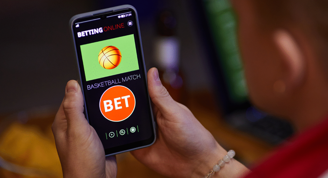 receita-vai-fiscalizar-bets-ganhos-com-airbnb-e-uso-de-prejuizo-fiscal Uma lupa fiscalizando ícones que representam apostas online e casas com o logo do Airbnb, simbolizando a Fiscalização da Receita Federal em Bets e Airbnb para 2025.