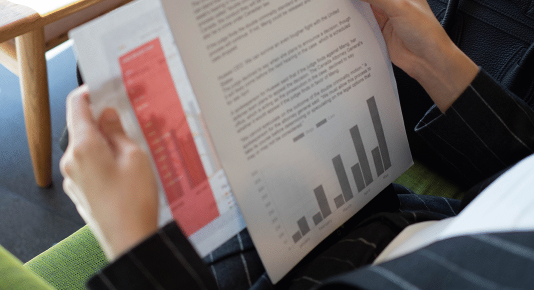 Ilustração mostrando o emaranhado de leis da Reforma Tributária se simplificando, mas com alguns nós de litígios.